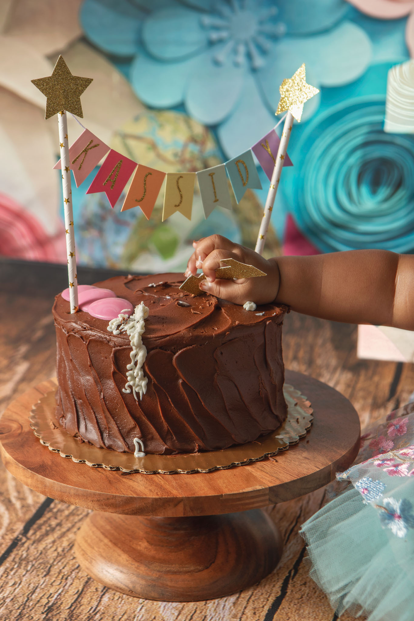 southern maryland cake smash portrait of young girl's hand reaching for her first cake